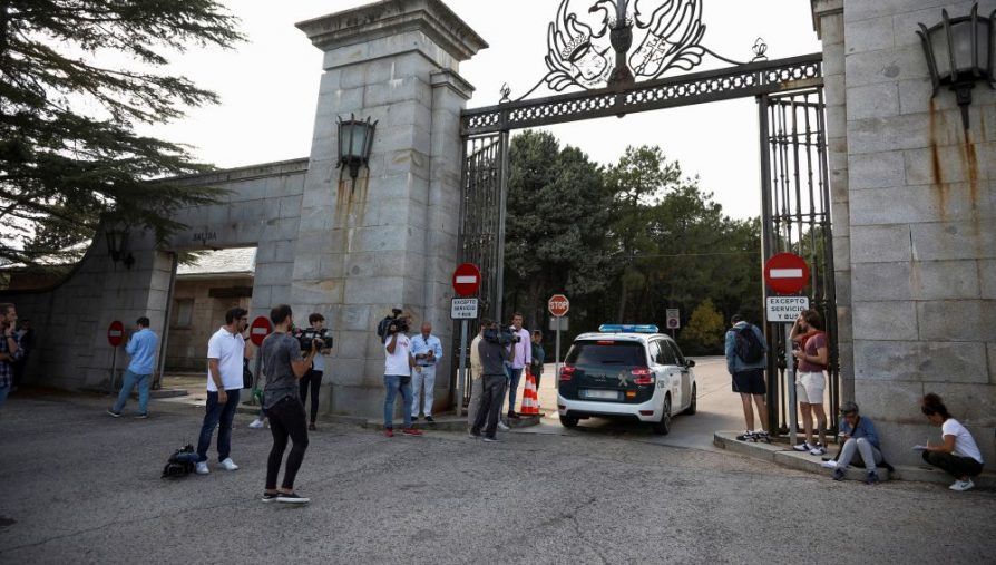 Colas, tensión y gritos de «viva Franco» y «profanadores»: los últimos momentos del Valle de los Caídos con Franco