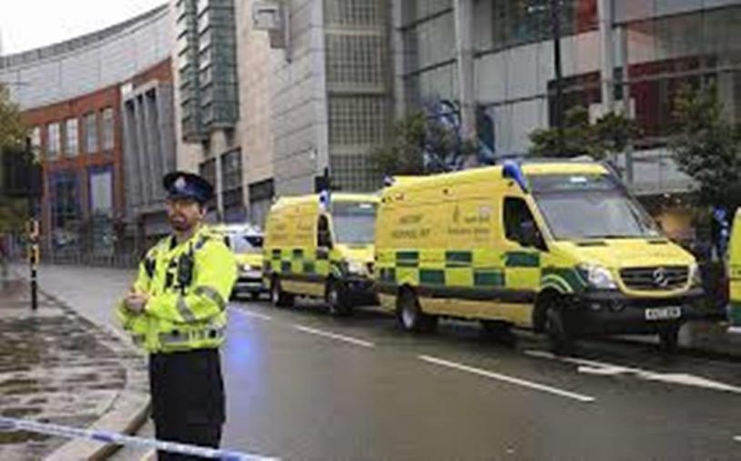 Cinco personas heridas tras ser apuñaladas en un centro comercial en Manchester