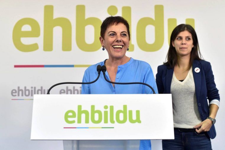 Las derechas reciben la intervención de Bildu con gritos de «asesinos», «viva el rey» y «fuera, fuera»