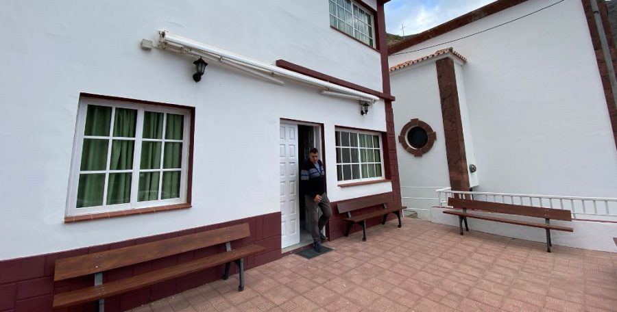 Hermigua hace una gran inversión en el tanatorio municipal, lo pinta de nuevo