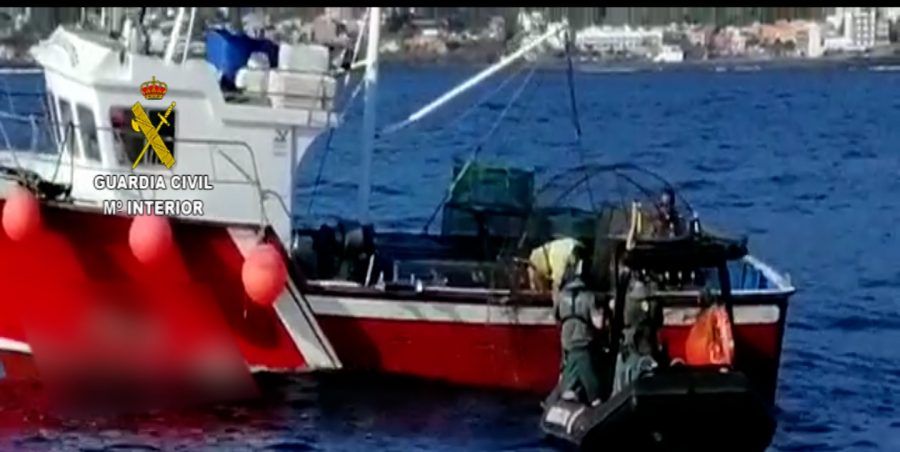 La Guardia Civil sorprende a una embarcación faenando con artes ilegales en las costas de la isla de La Gomera