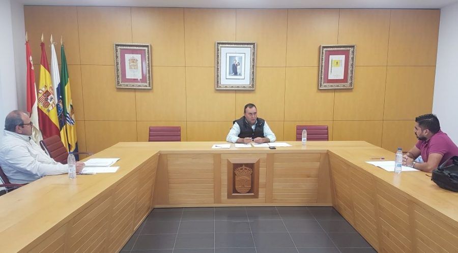 El alcalde de Alajeró informa a los grupos políticos sobre actuaciones y acciones relacionada con la crisis sanitaria