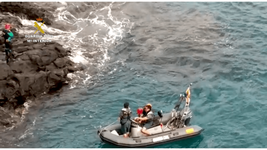 Se tira al mar huyendo de la Guardia Civil, se esconde en una cueva de Las Galletas y su mujer denuncia su desaparición