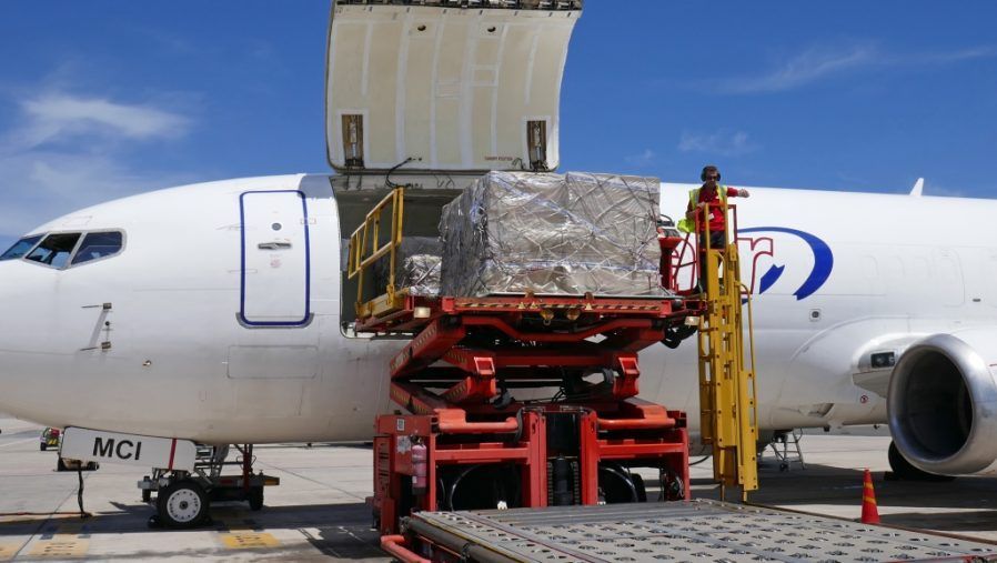 Sanidad recibe otro cargamento con material sanitario adquirido por el Gobierno de Canarias