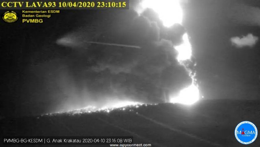 Entra en erupción el legendario volcán Krakatoa en Indonesia