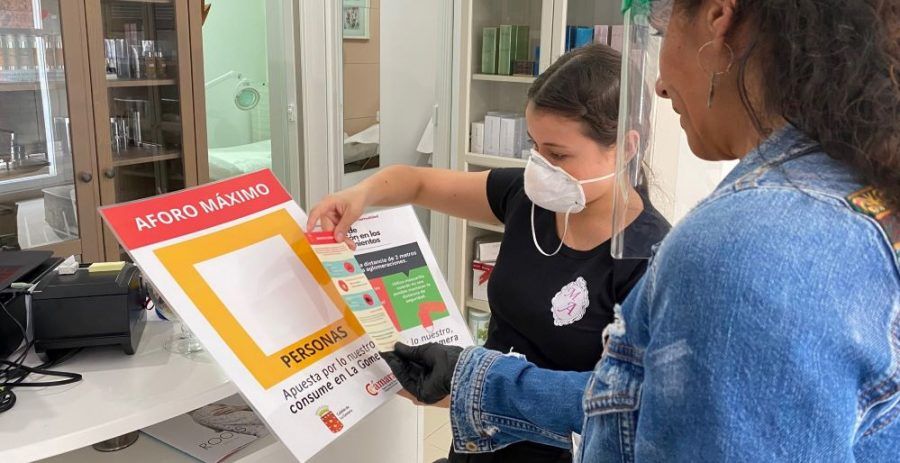 El Cabildo distribuye más de mil flyers informativos con medidas de seguridad y aforo para comercios