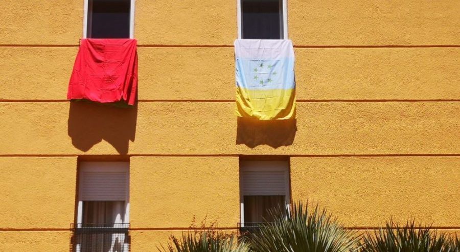 Ventanas y balcones de las islas lucieron banderas rojas y canarias para conmemorar el 1º de Mayo