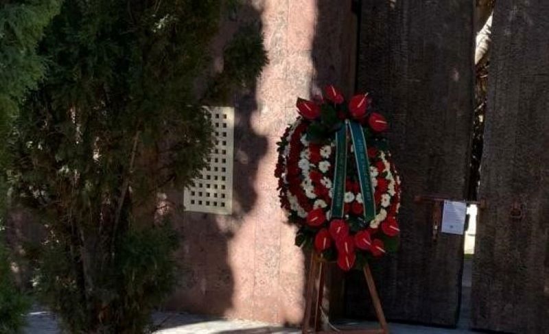 Valle Gran Rey coloca coronas en las puertas de los cementerios en honor a las madres