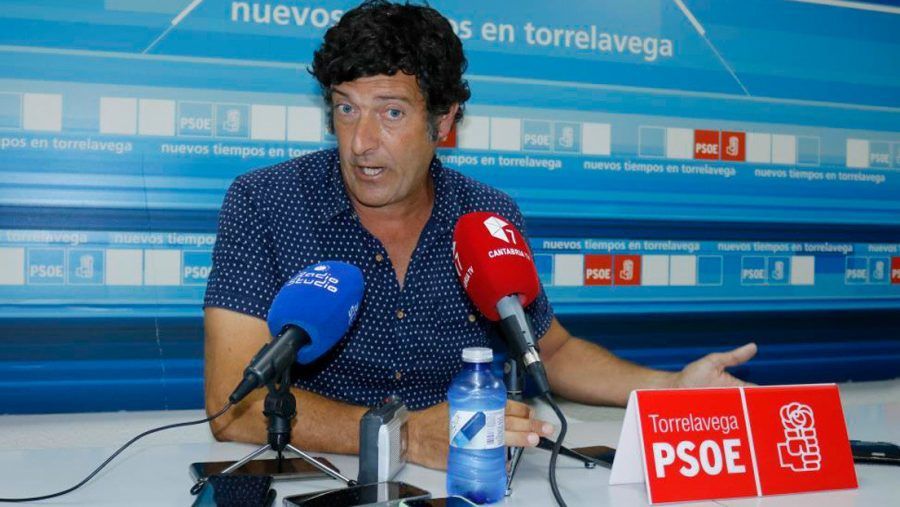 «Decidle algo, rápido»: Un concejal de Cantabria dimite tras darse una ducha durante una reunión telemática del pleno del Ayuntamiento