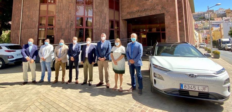 El Cabildo de La Gomera incorpora diez vehículos eléctricos a su parque móvil