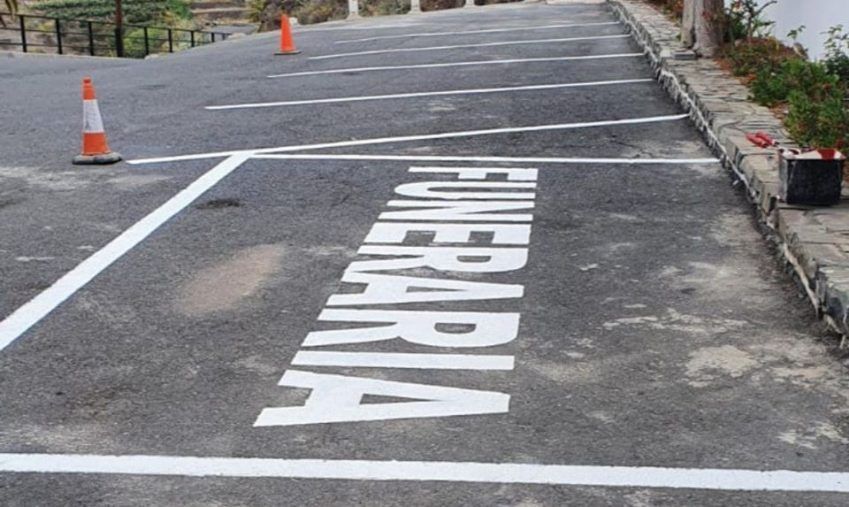 Pintar cinco aparcamientosen el exterior del cementerio, meritoria obra en Hermigua
