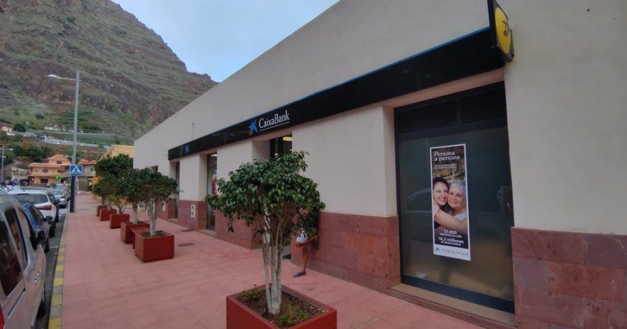 Malestar del Ayuntamiento y los vecinos por el deficiente servicio que La Caixa presta en Agulo tras el confinamiento