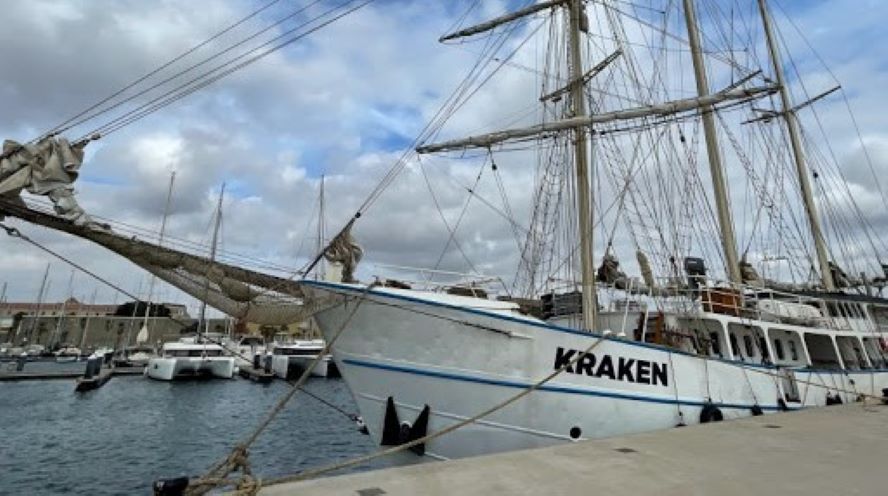 El «Kraken», un velero de tres mástiles de la ONG Wings of the Ocean, llega a La Gomera