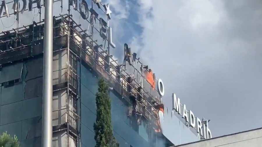 Un espectacular incendio en la fachada de un hotel de Madrid afecta a varias plantas
