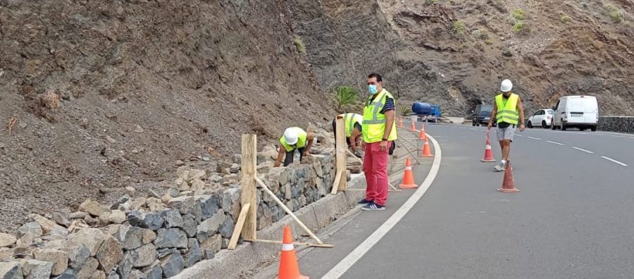 Hermigua embellece el talud de la carretera insular GM1 en su salida hacia Agulo