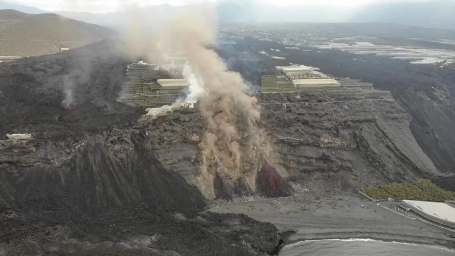 La colada 2 del volcán de La Palma llega al mar y genera una nueva fajana