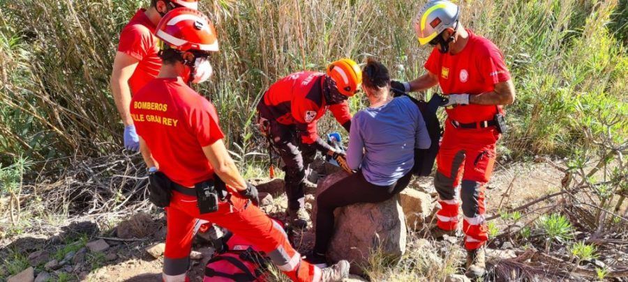 Helicóptero del GES rescata a una escaladora accidentada en Cascada del Guro, Valle Gran Rey, La Gomera