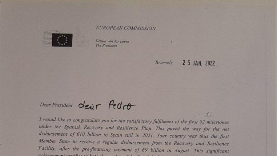 La presidenta de la Comisión Europea felicita a Sánchez por el plan de los fondos en plena ofensiva del PP