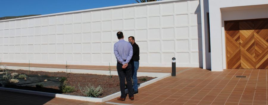 El alcalde de San Sebastián de La Gomera visita las obras de remodelación de cementerio municipal de su municipio