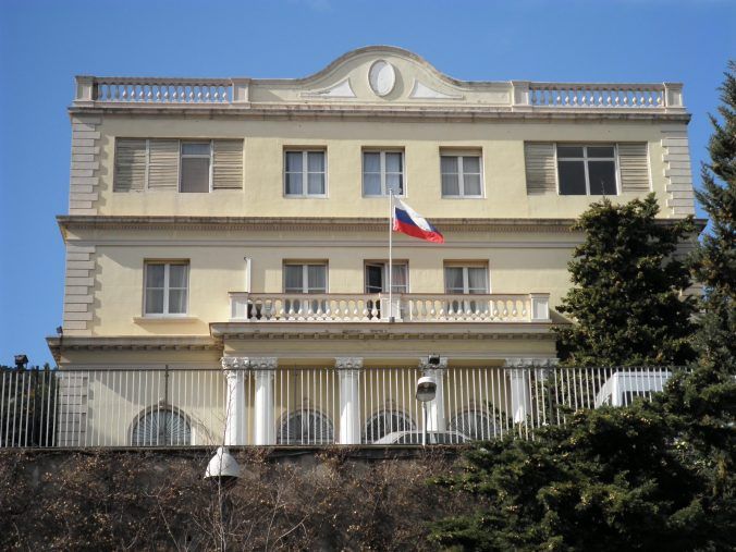 El Gobierno expulsa a diplomáticos y personal de la embajada rusa en España