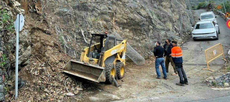 Hermigua ejecuta acciones de mejora en la Pista de El Andén y el acceso al Barrio de San Antonio