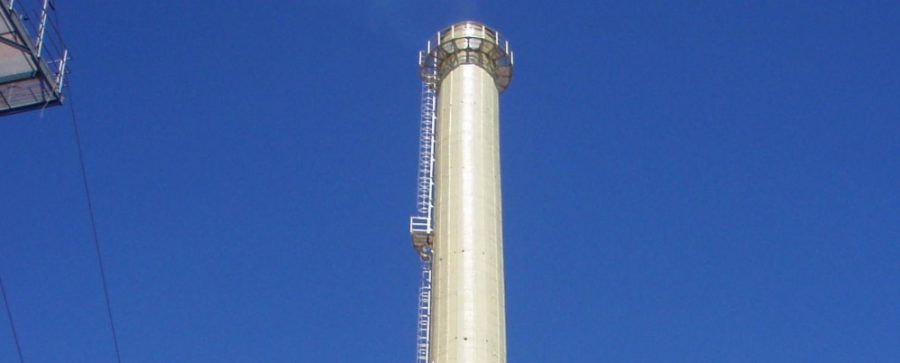 Endesa prepara la demolición de una de las dos chimeneas de la central térmica de Candelaria