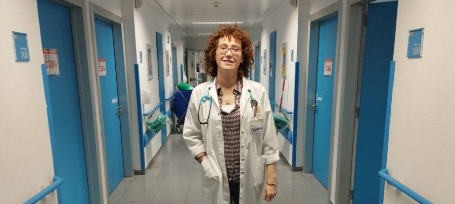 Laura Cabanes, experta en neumología infantil: “La epidemia de bronquiolitis ha sorprendido a los niños con su sistema inmunitario desentrenado tras la covid” Laura Cabanes, jefa de Neumología Infantil del Hospital Universitario Infanta Elena en la planta de hospitalización de pediatría y obstetricia. / Foto cedida por la entrevistada