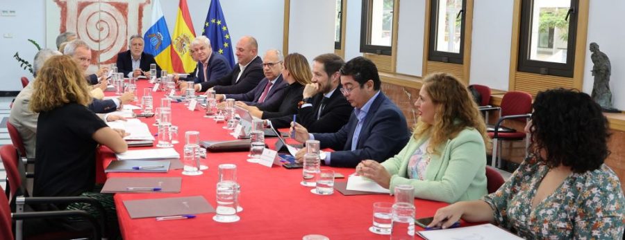 Gobierno y cabildos acuerdan un calendario de comisiones para desbloquear la financiación, las carreteras, la dependencia y otros asuntos