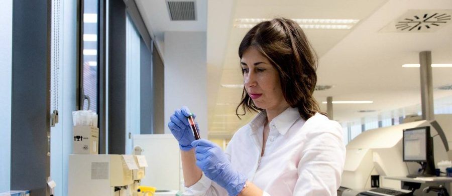 Rocío Arroyo lleva más de dos décadas investigando sobre métodos para la detección precoz de distintos tipos de cáncer. / Amadix
