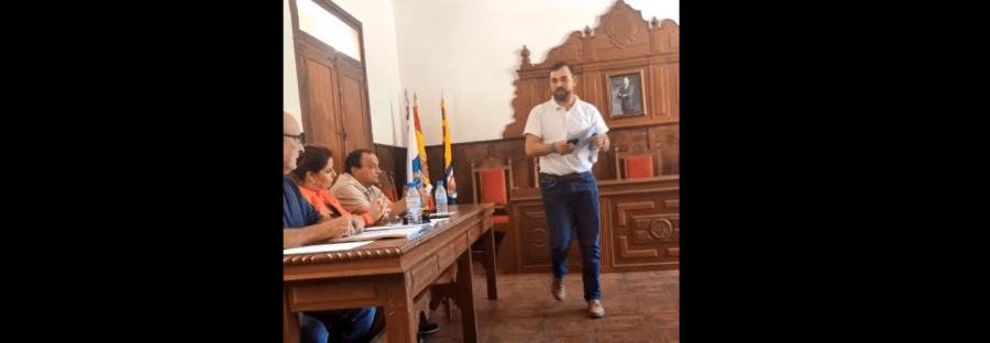 El alcalde de Hermigua abandona el pleno que forzó la oposición para debatir las “adjudicaciones a Gesplan”