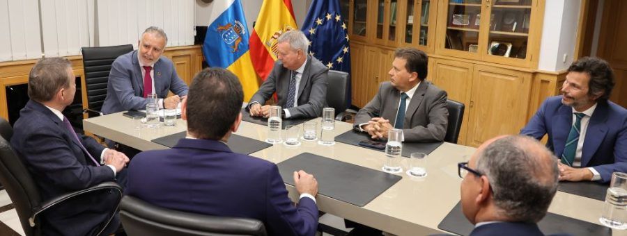 Torres garantiza que Naviera Armas-Transmediterránea mantendrá sus conexiones con Canarias tras la venta de la compañía
