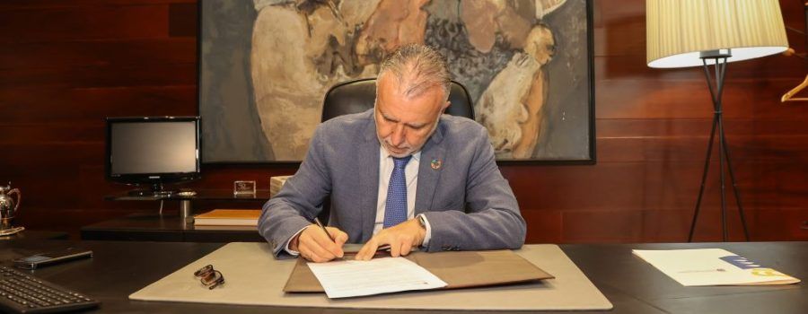 Ángel Víctor Torres firma el decreto que disuelve el Parlamento y convoca las elecciones regionales para el próximo 28 de mayo