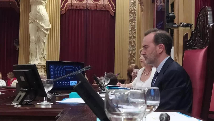 Vox coloca al xenófobo y negacionista Gabriel Le Senne al frente del Parlament balear gracias a su pacto con el PP