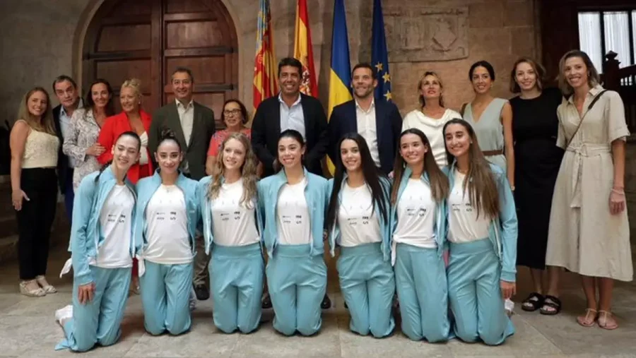 Otra polémica: critican una foto en la que el equipo de gimnasia rítmica femenina posa de rodillas