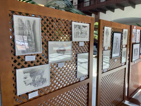 El Aeropuerto de La Gomera expone la obra pictórica del artista novel Martín Pestano