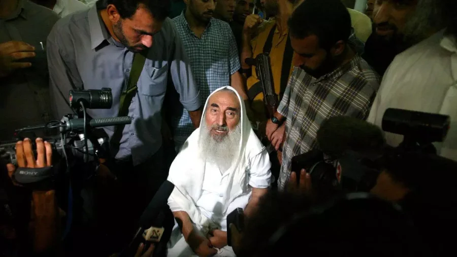 Ahmed Yassin, fundador de Hamás, habla con periodistas en una mezquita de Gaza en 2003. Abid Katib / Getty Images