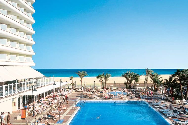 Las patronales turísticas canarias defienden al Hotel Riu Oliva Beach, con orden de demolición por infracciones urbanísticas