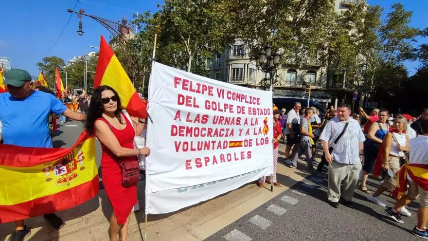 La derecha y la extrema derecha protestan en el centro de Barcelona contra la amnistía: “Puigdemont, a prisión”