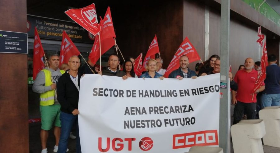 Trabajadores del handling se concentran en los aeropuertos canarios en demanda de una solución para las licencias