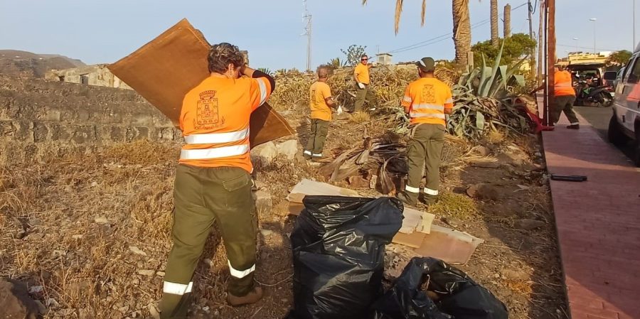 San Sebastián de La Gomera continúa con la limpieza y mejora de vías, espacios públicos, parques y zonas ajardinadas