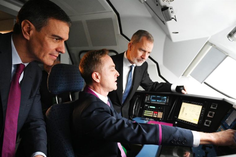 Sánchez inaugura, junto al rey, la variante de Pajares, una apuesta pública que «contribuirá a coser España con el hilo de la prosperidad compartida»
