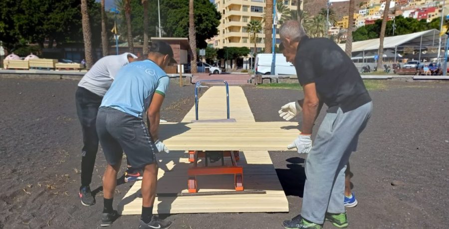 San Sebastián de La Gomera mejora el acceso a las playas con la instalación de nuevas pasarelas peatonales