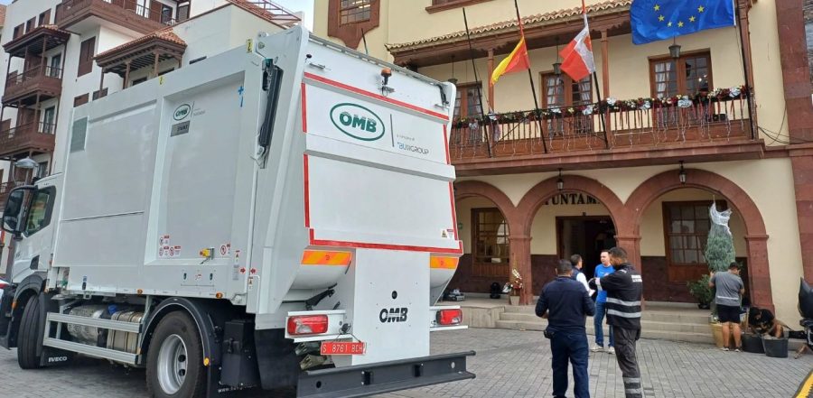 San Sebastián de La Gomera amplía su flota de vehículos con camión recolector de carga lateral para mejorar el servicio de limpieza