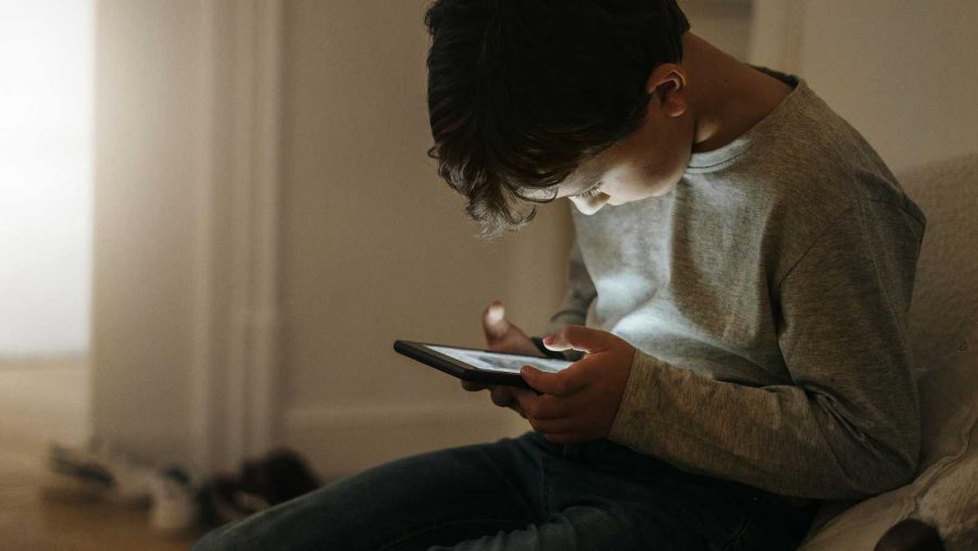 El Gobierno espera activar «antes del verano» la verificación de edad en internet para proteger a los menores del porno