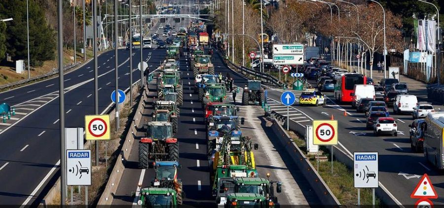 Crece la tensión en las protestas del campo con carreteras cortadas, 19 detenidos y un guardia civil herido