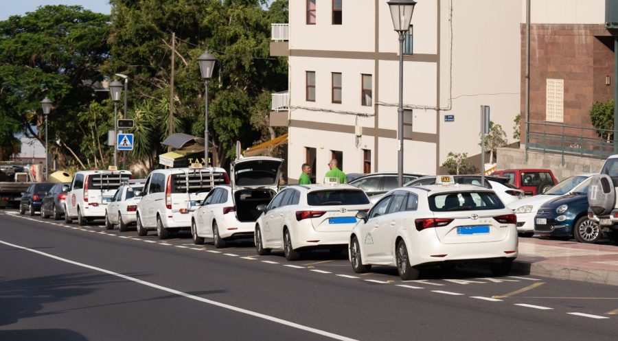 Transición Ecológica modifica y simplifica las ayudas para electrificar el sector del taxi atendiendo a sus demandas