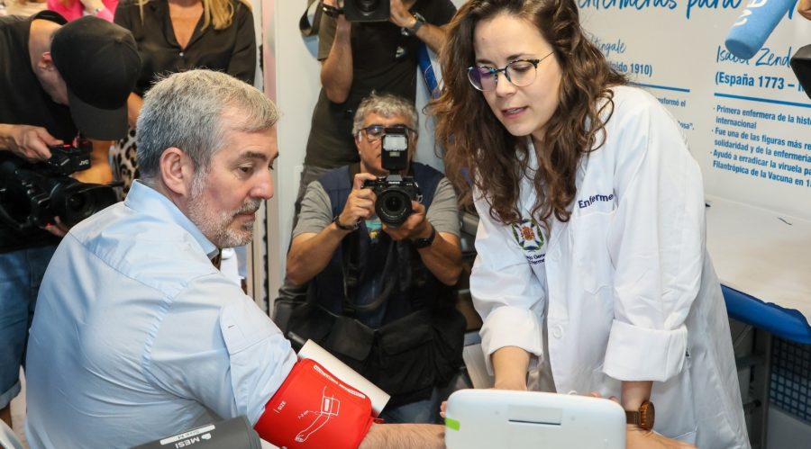 Fernando Clavijo reconoce a las enfermeras como “la columna vertebral” del sistema sanitario público