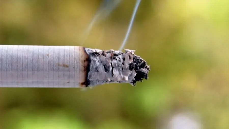 Reino Unido aprueba prohibir la venta de tabaco a los nacidos desde 2009