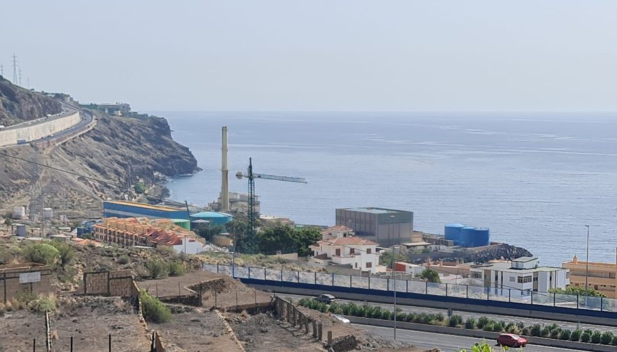 Las Caletillas ya luce sin una de las chimeneas de la central térmica tras seis meses de demolición
