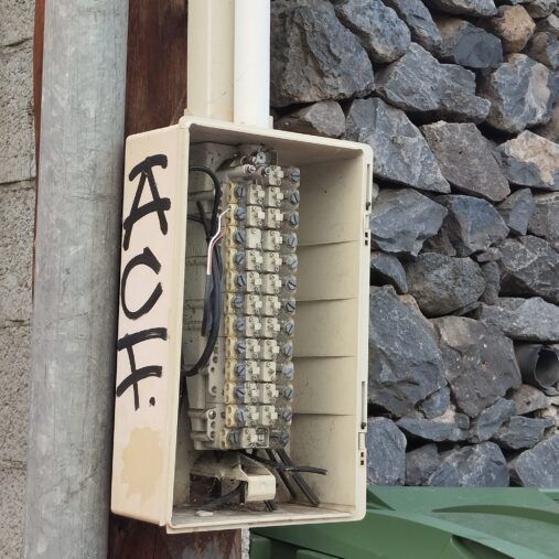 Denuncian en Hermigua el posible peligro de cajas de electricidad descubiertas